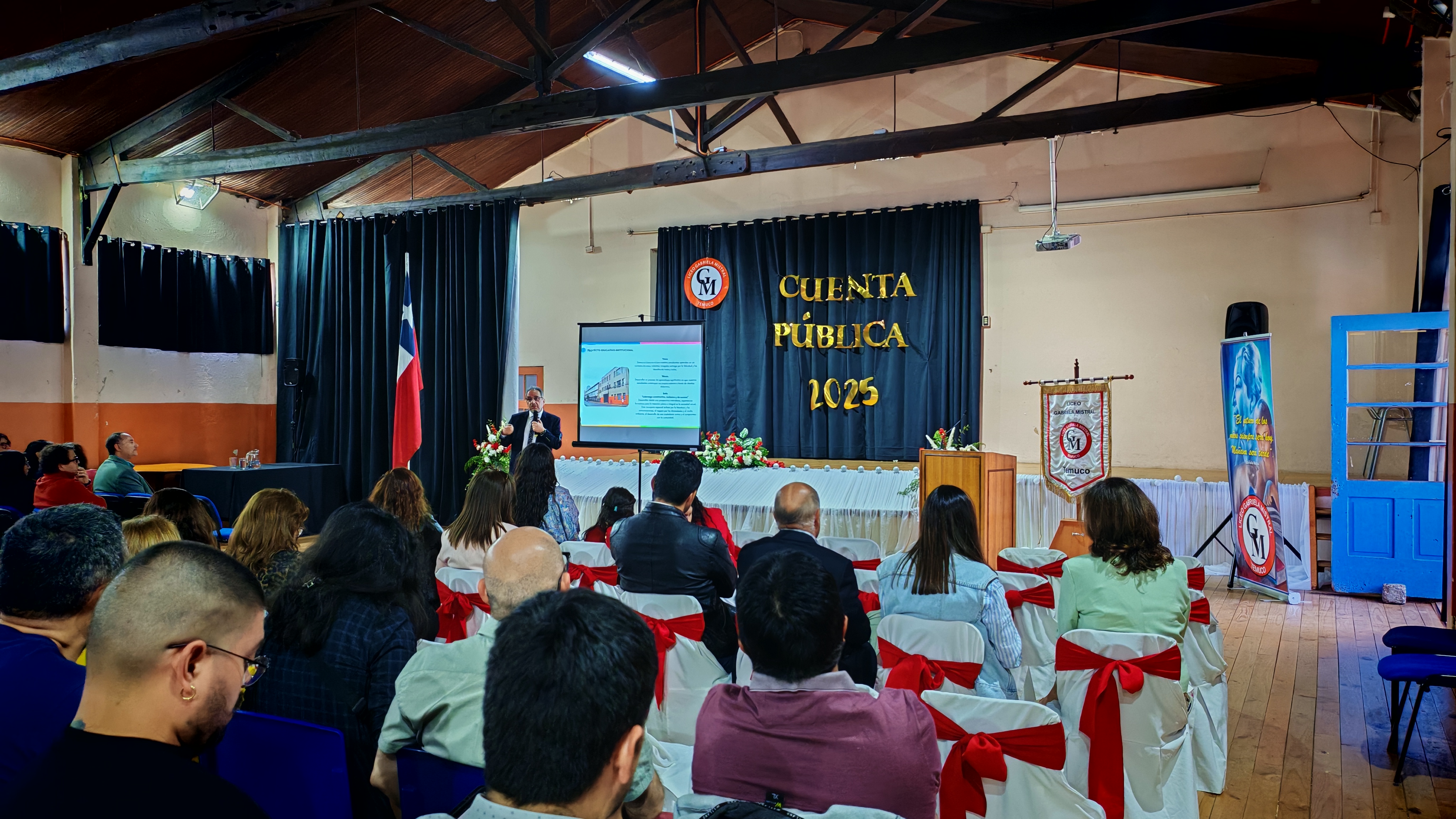 Comunidad educativa Liceo Emblemático Gabriela Mistral en Cuenta Pública 2025
